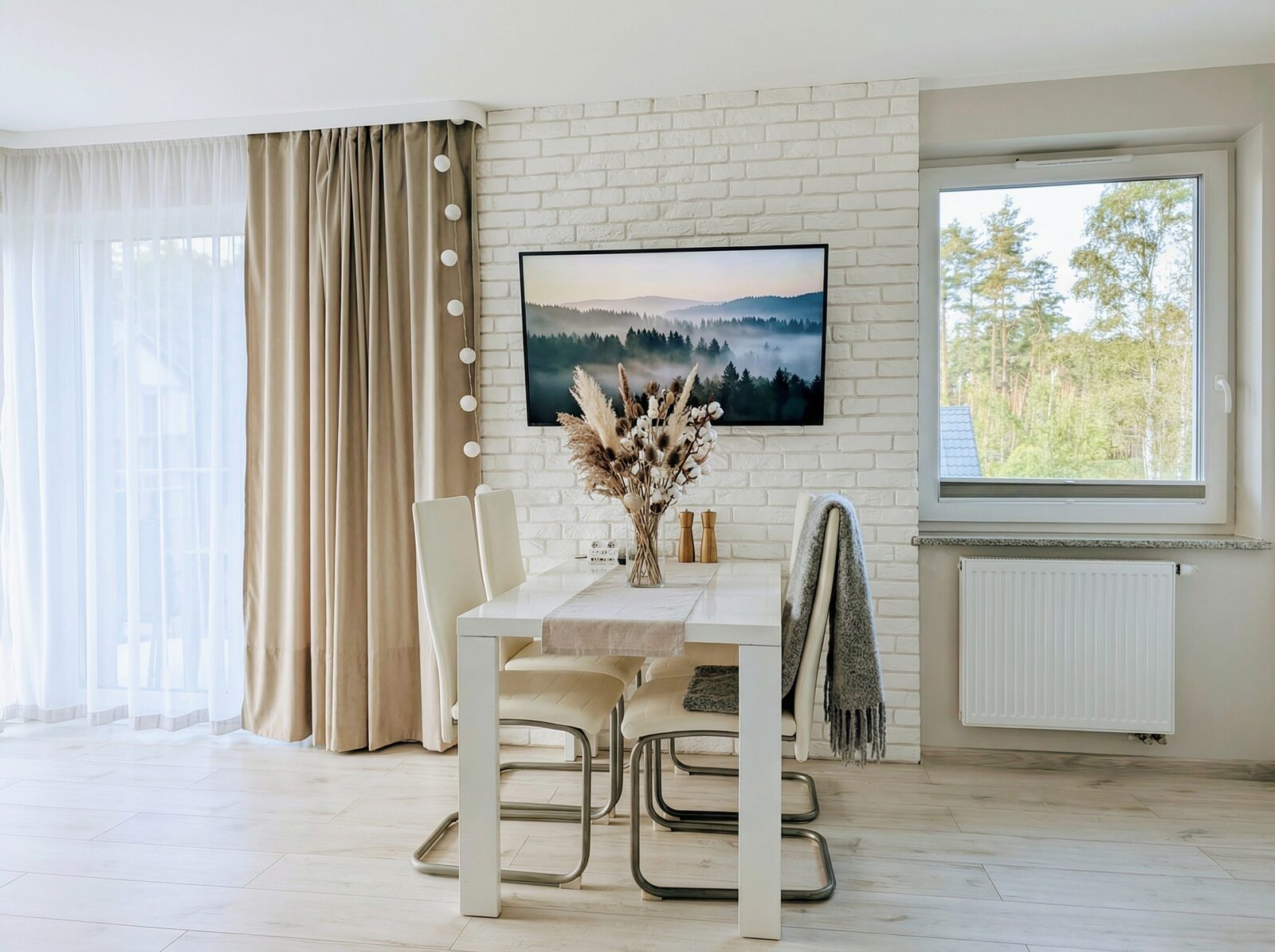 Deluxe Suite — jasna jadalnia z widokiem na zieleń, Leśne Tarasy Dziwnówek