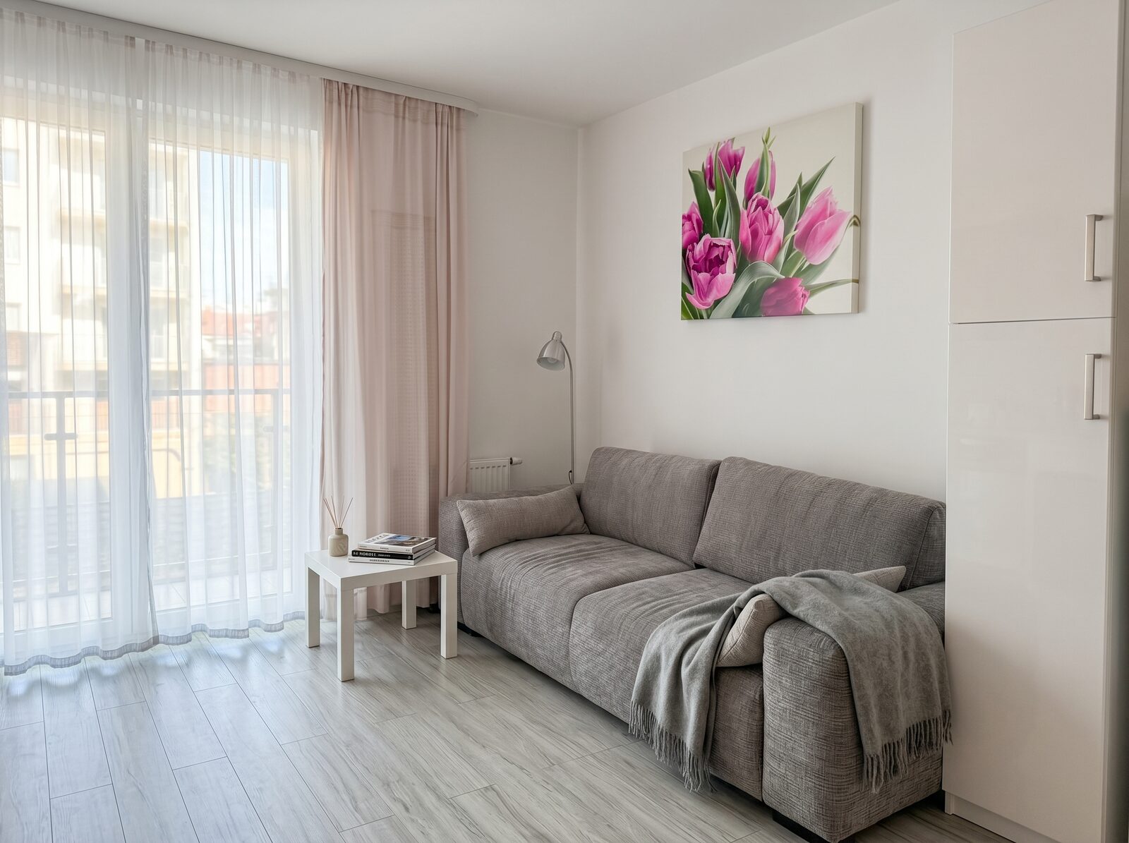 Sea Suite — salon z wygodną sofą